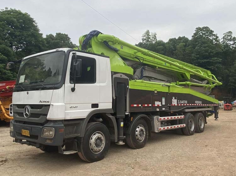 Cheap chinese zoomlion benz 56m used concrete boom pumps concrete pump conveyor truck