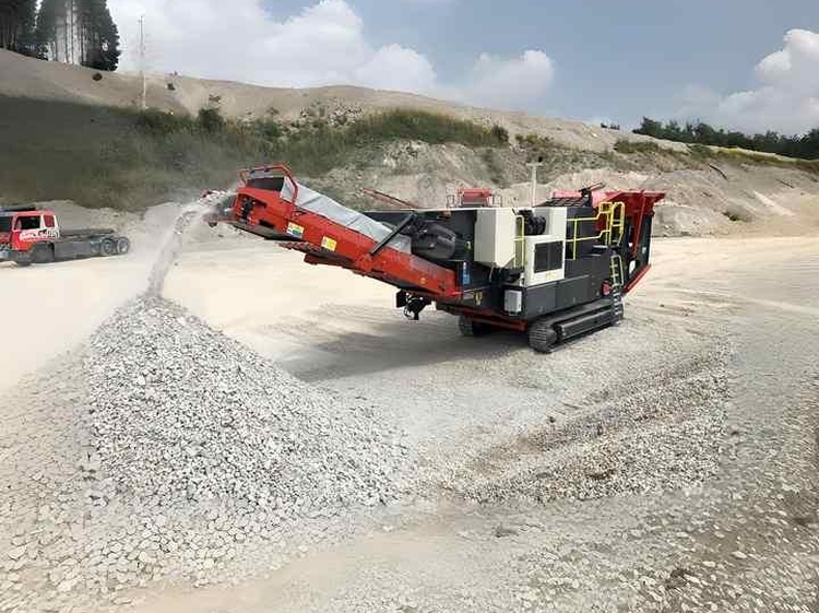 Crawler Vibrating Screen Portable Stone Crusher Machine Mobile Crushing Station Mobile Crushing Plant for Sale